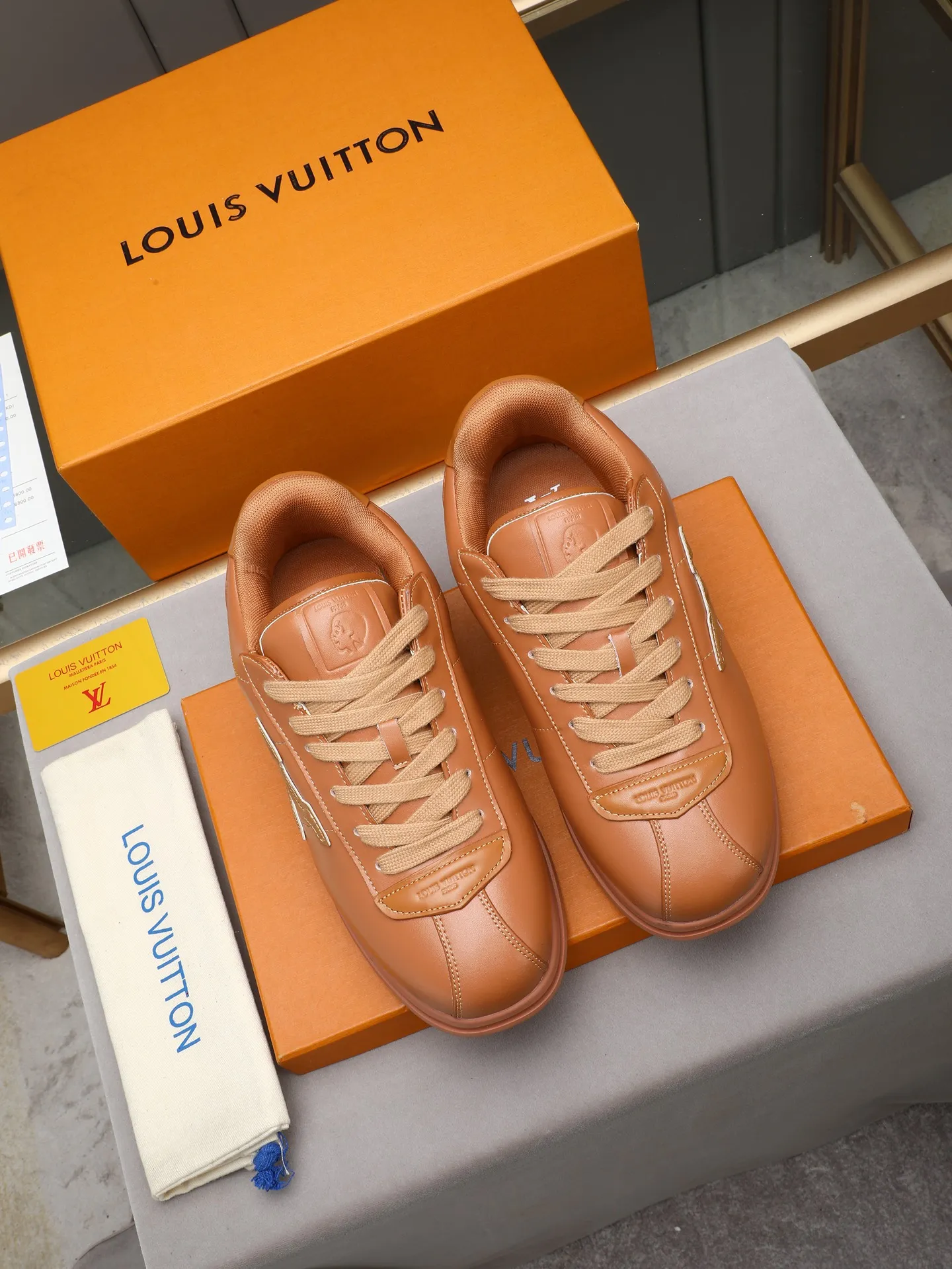 PP560 LV Louis Vuitton L Jialu Brand Runner Tatic Series Thick-soled Casual Sports Shoes Running Shoes Original purchase, development and production This LV Runner Tatic sports shoe combines technical materials such as mesh fabric and ribbons to interpret the inspiration of traditional mountaineering shoes. LV letters are written on one side, the lariat buckle of the quick lacing system is embellished with Monogram flowers and Louis Vuitton logos, and the light and wear-resistant rubber outsole completes the whole. ▪️Fabric: Original imported cowhide + mesh ▪️Inner lining: Original customized breathable mesh ▪️Sole: Original open-molded anti-slip rubber combination material ▪️Size: Men's 38-44 (customized for 45 and 46)